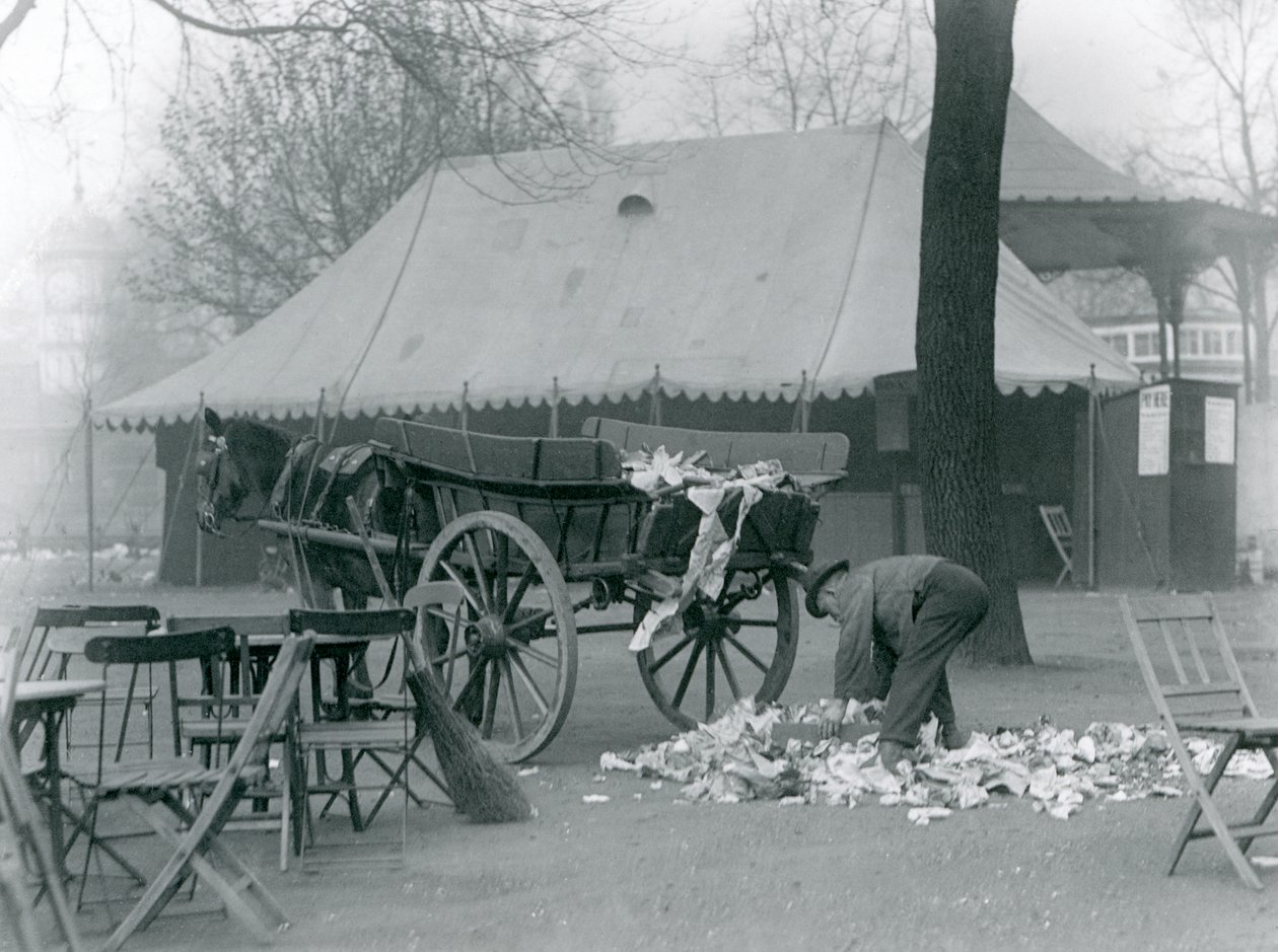 Limpieza después de un día festivo en el Zoológico de Londres en 1924 de Frederick William Bond