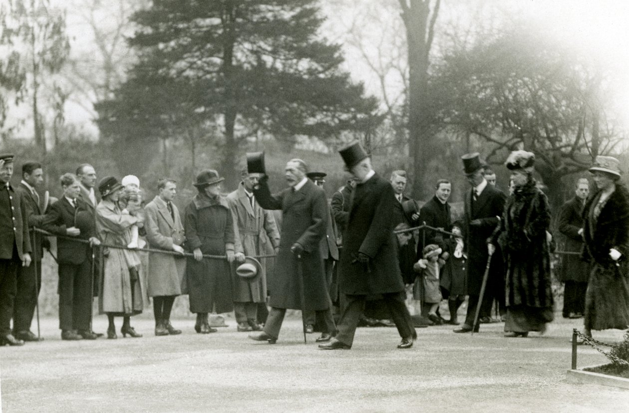 Rey Jorge V saludando a las multitudes en el Zoológico de Londres durante la inauguración del Acuario, abril de 1924 de Frederick William Bond