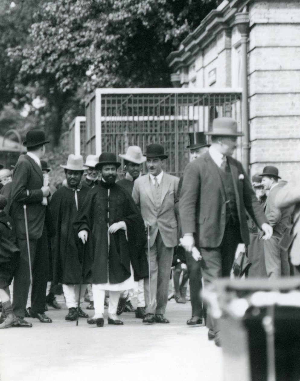 Sir Peter Chalmers Mitchell, con el Regente Etíope Haile Selassie y su Séquito, Zoológico de Londres, 1924 de Frederick William Bond
