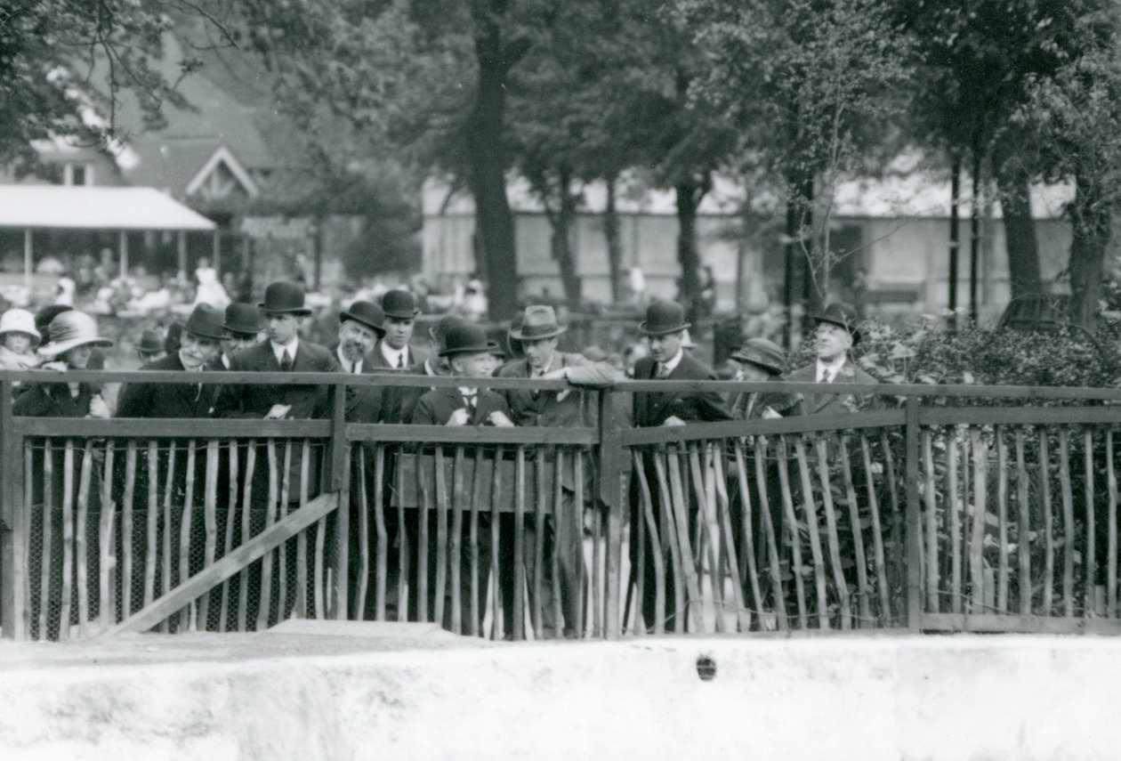 El rey de Italia, Víctor Manuel III, visitando el Zoológico de Londres en 1924 de Frederick William Bond