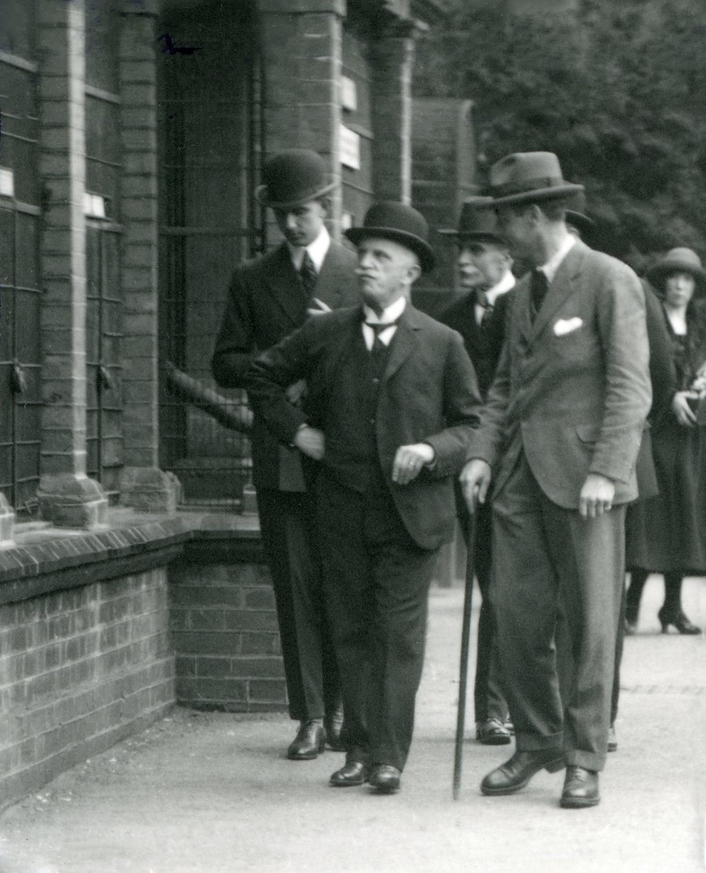 El Rey de Italia, Víctor Manuel III, Visitando el Zoológico de Londres en 1924 de Frederick William Bond