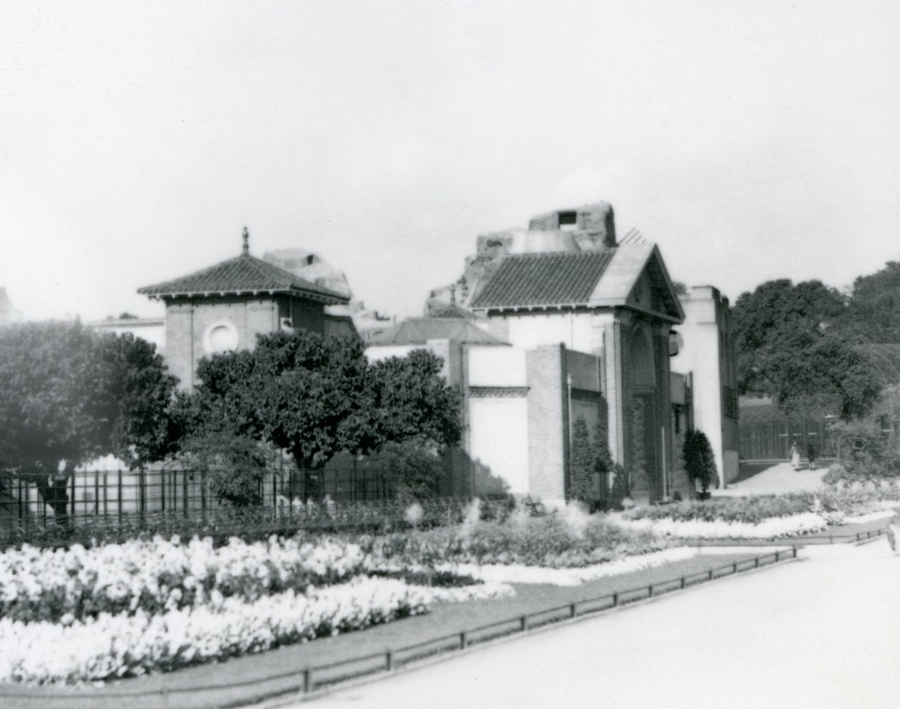 La Casa de los Reptiles en el Zoológico de Londres en 1928 con parterres formales a lo largo de los caminos hacia la entrada, Zoológico de Londres de Frederick William Bond