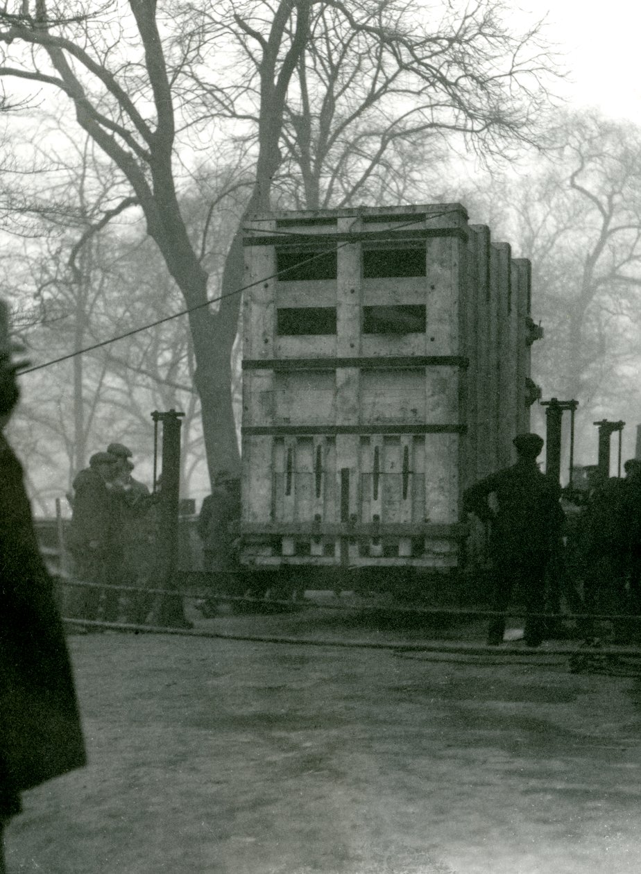 Transportando a la elefanta asiática Lukhi, en una caja de madera, zoológico de Londres, 1923 de Frederick William Bond
