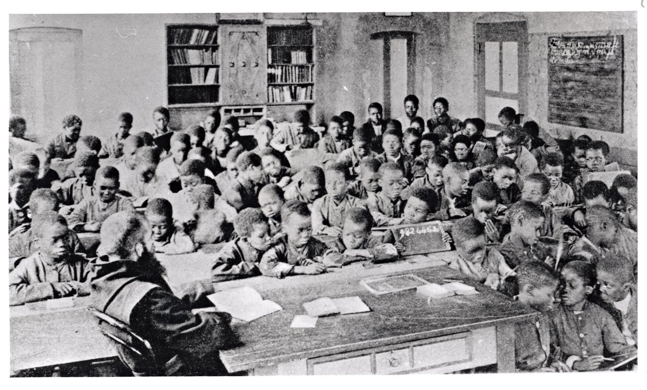 Un monje enseñando una clase en África de habla francesa, antes de 1914 de French Photographer