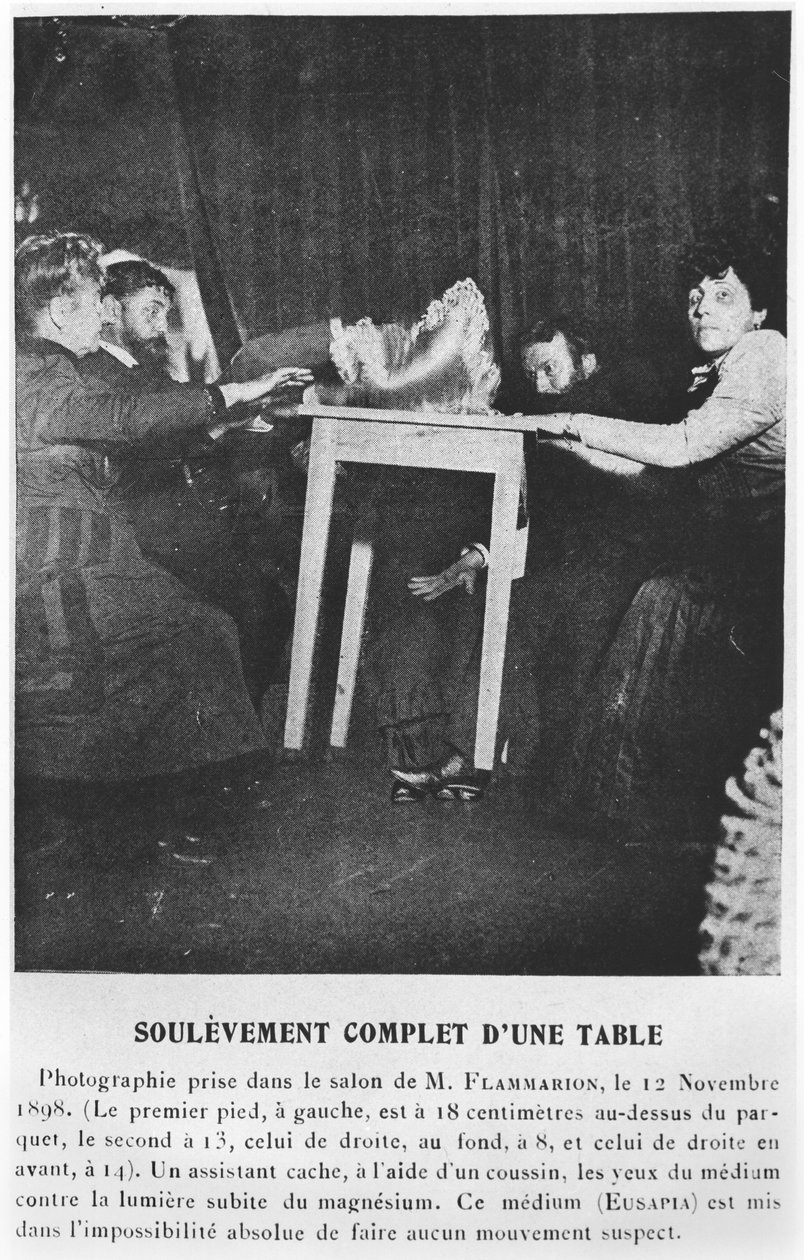 Una mesa levitando durante una sesión con Eusapia Palladino (1854-1918) 12 de noviembre de 1898 de French Photographer