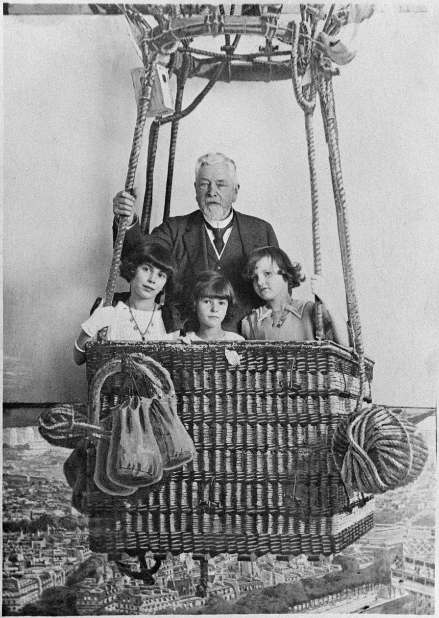 Alexandre Gustave Eiffel con sus nietos en una góndola de French Photographer