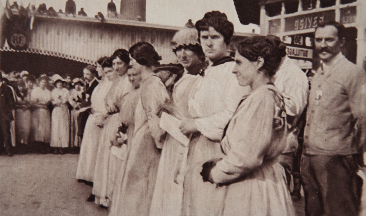 Un honor imperial para los trabajadores franceses: el General Gilinski decorando a mujeres, de The Illustrated War News, 12 de julio de 1916 de French Photographer