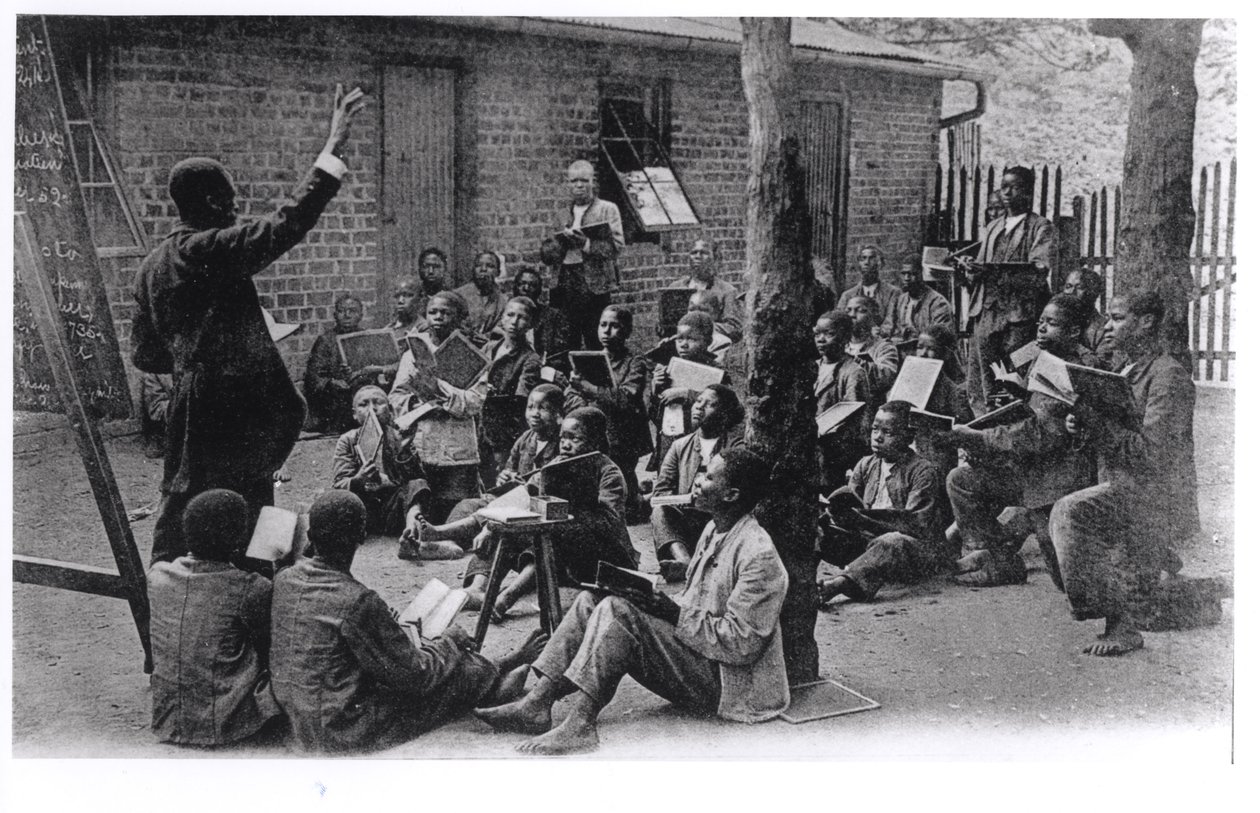 Una escuela al aire libre en África de habla francesa, antes de 1914 de French Photographer