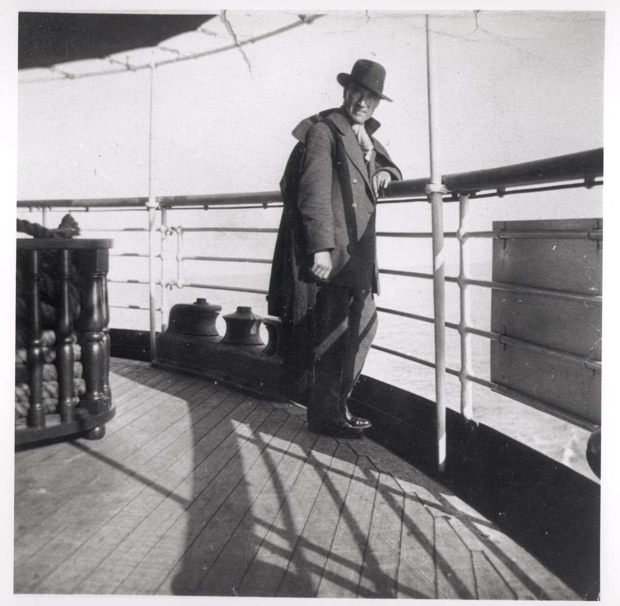 Andre Gide partiendo hacia Asia Menor (1869-1951) 1914 de French Photographer