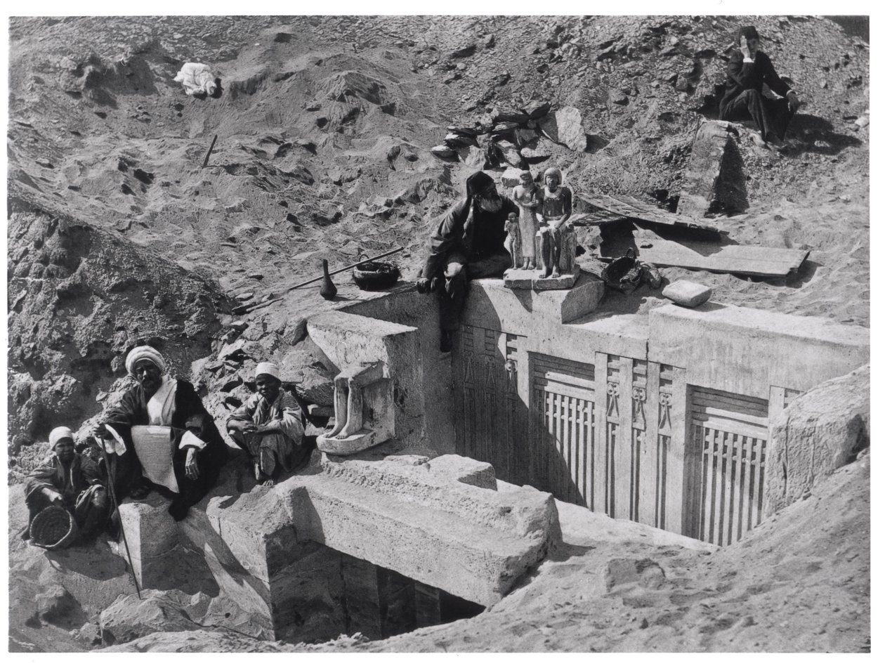 Auguste Mariette (1821-81) sentado en una mastaba durante excavaciones en Saqqara, de Voyage dans la Haute Egypte, publicado en 1878 de French Photographer