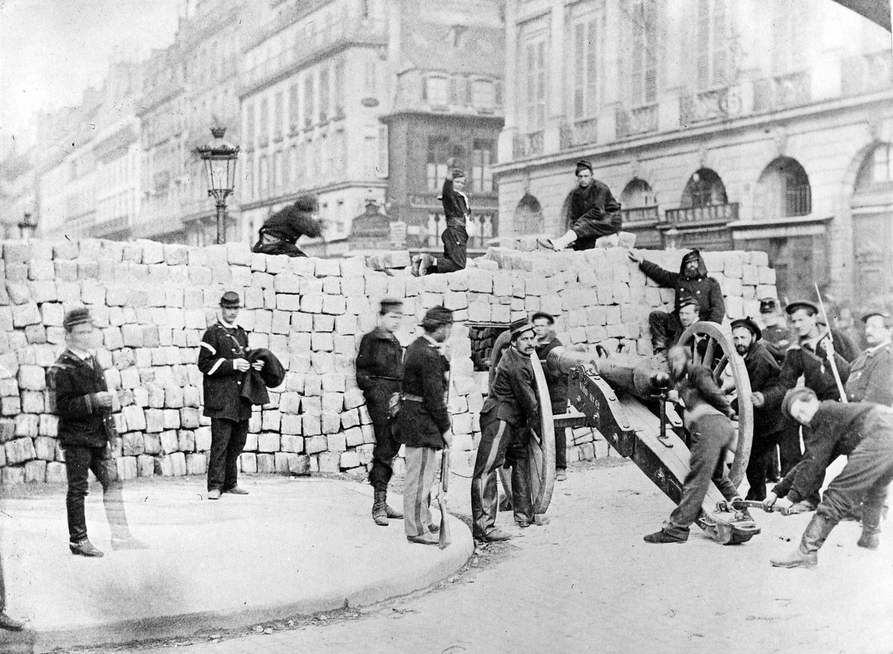 Barricada y soldados en la Plaza Vendôme durante el Sitio de París, 1870 de French Photographer