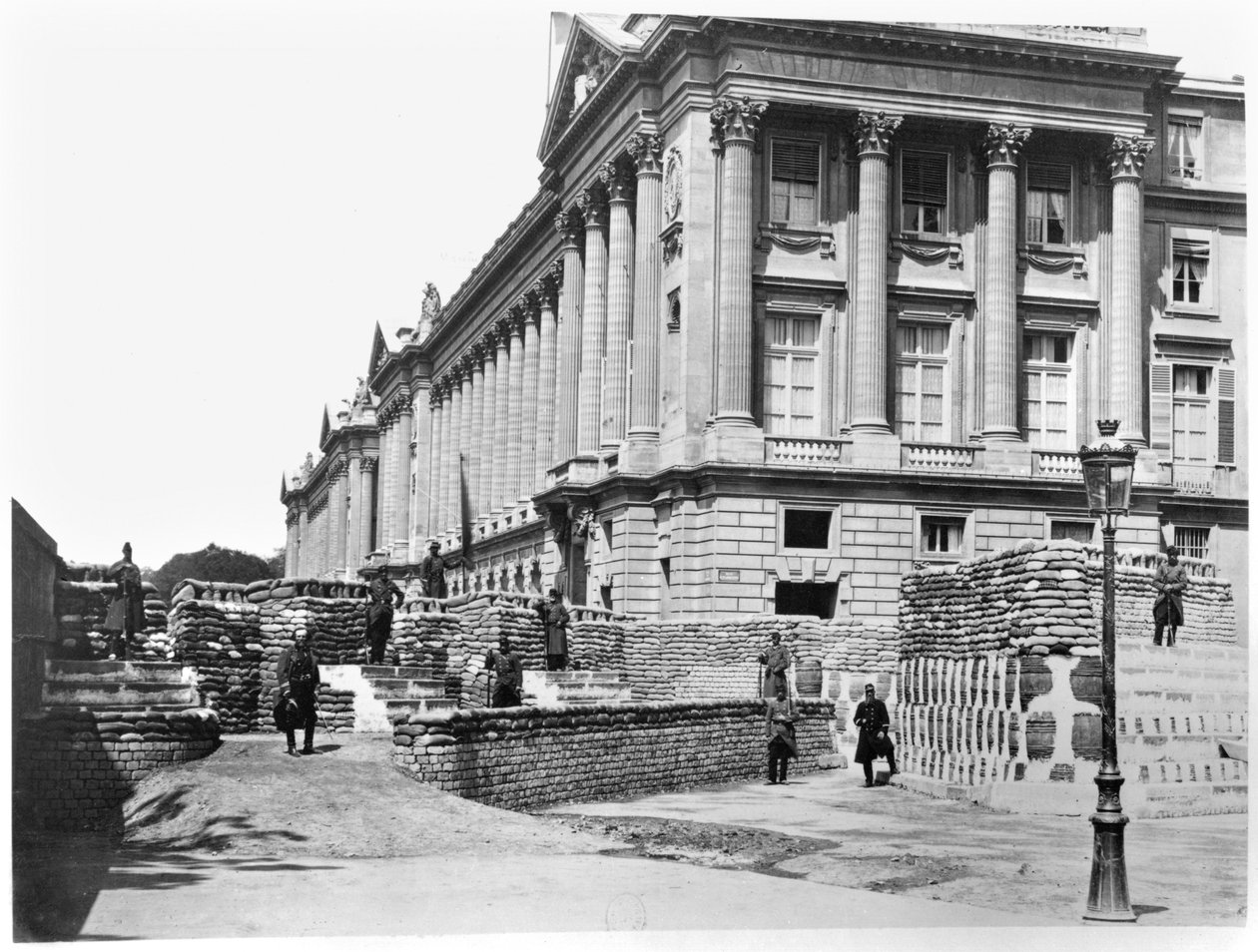 Barricada durante la Comuna de París, en la esquina de Rue de Rivoli y Place de la Concorde, 1871 de French Photographer