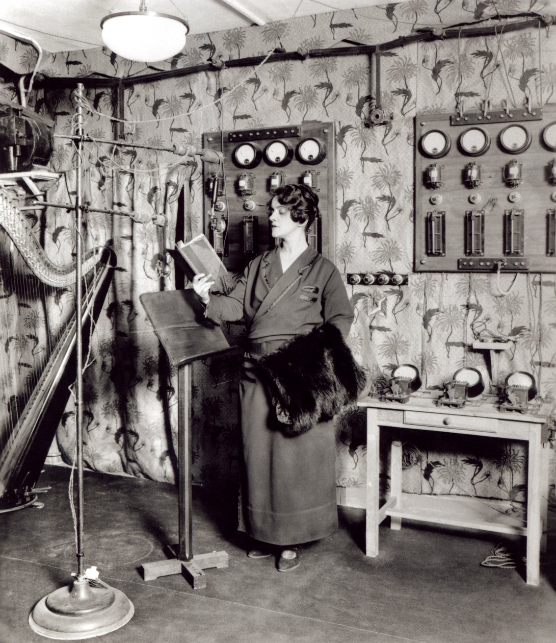 Beatrix Dussane en un estudio de grabación de radio, c.1936 de French Photographer