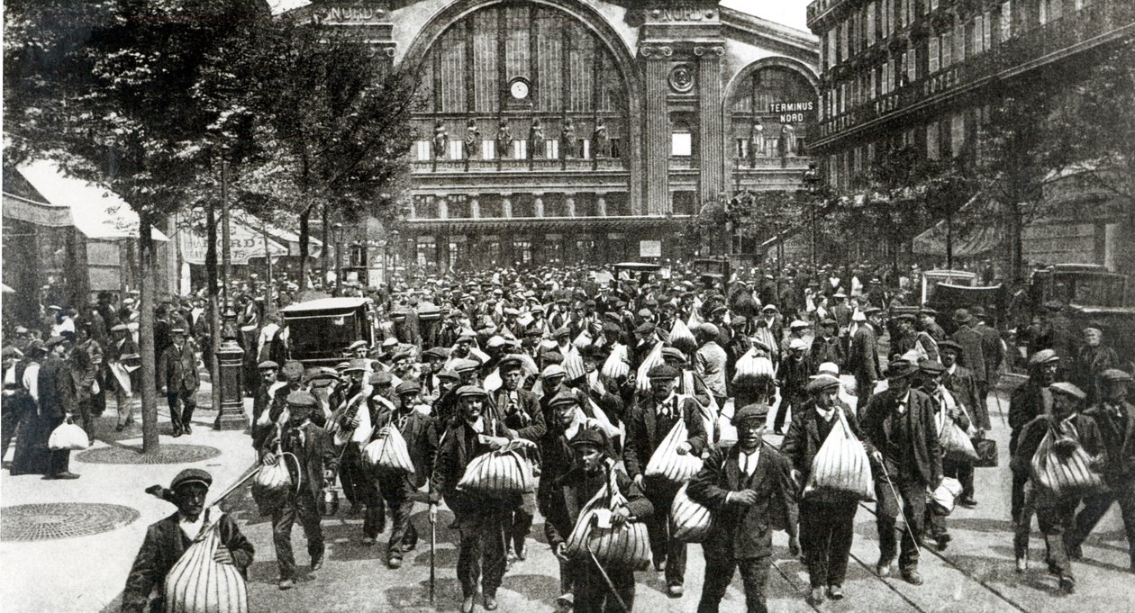 Belgas y refugiados de las regiones invadidas llegando a París en la Gare du Nord, 1914 de French Photographer