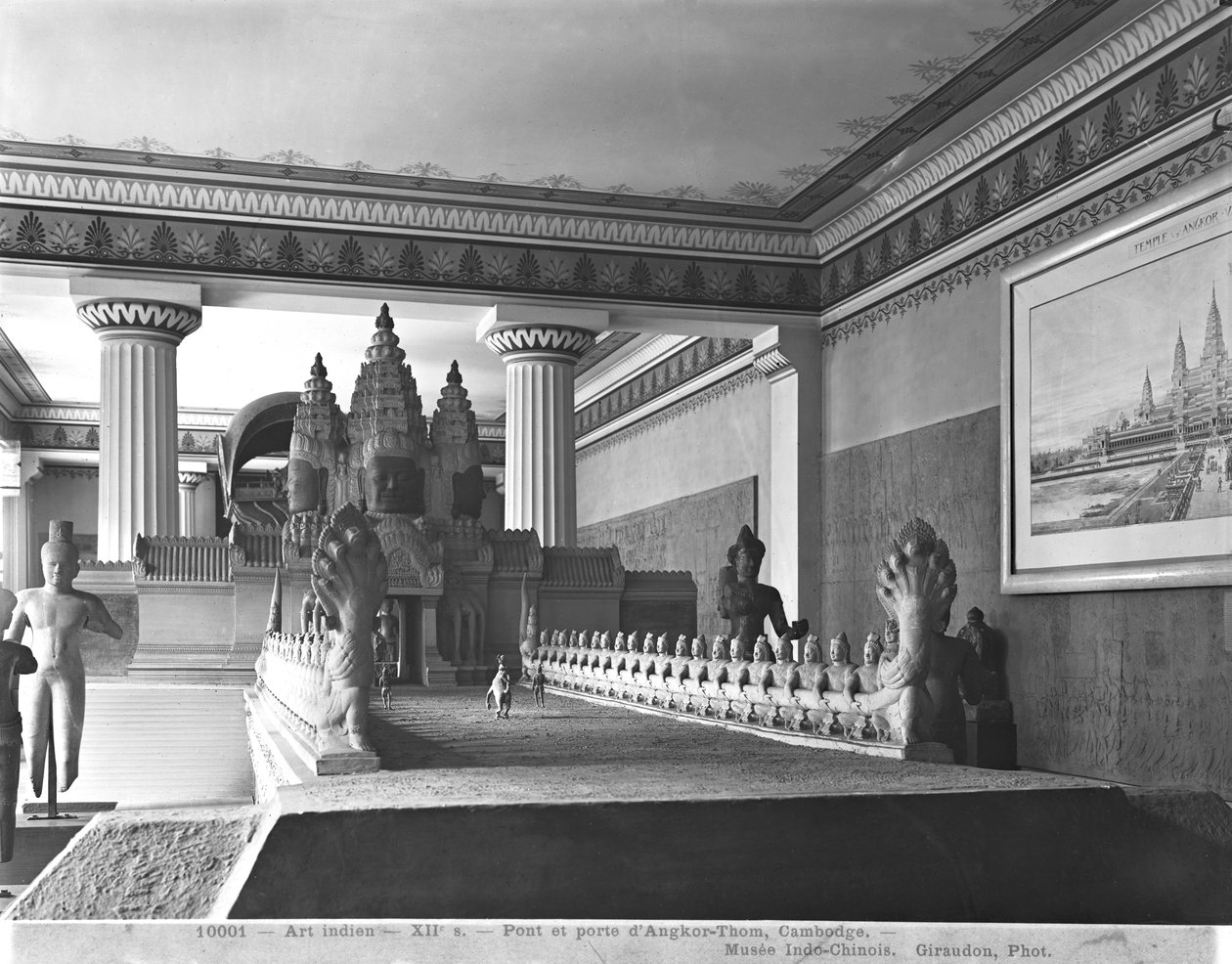 Puente y puerta de Angkor Thom, c.1912 de French Photographer