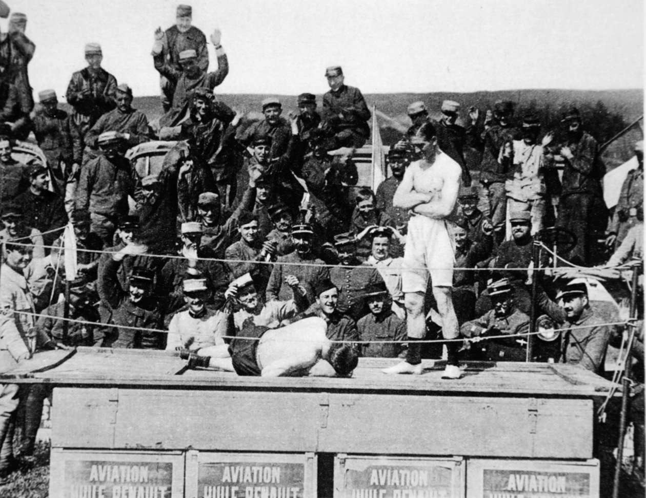 Carpentier da el golpe de gracia en el frente: el famoso boxeador se pone los guantes de nuevo, para honrar a un héroe, de The Illustrated War News de French Photographer