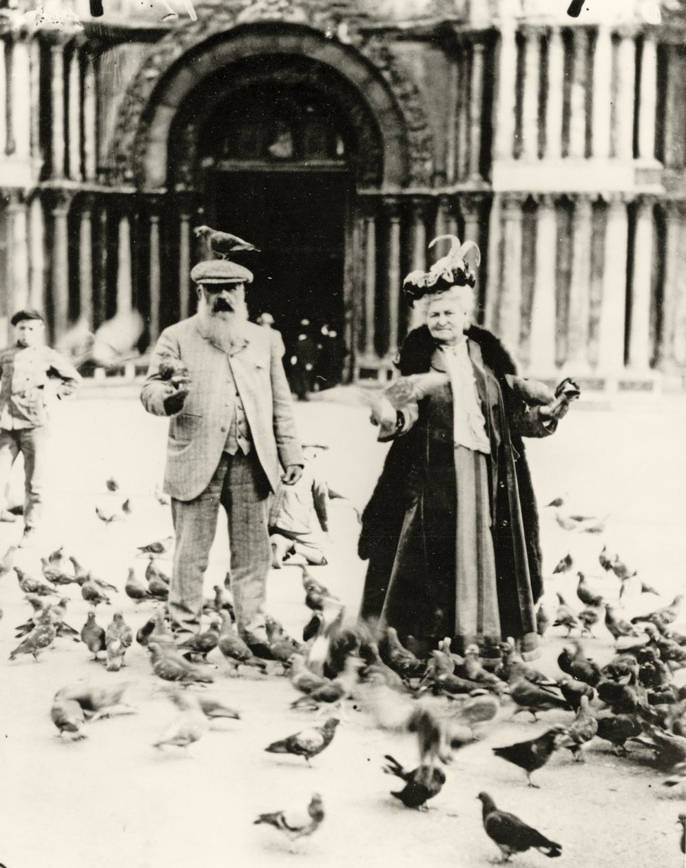 Claude Monet (1840-1926) y su esposa, Alice (1844-1911) Plaza de San Marcos, Venecia, octubre de 1908 de French Photographer
