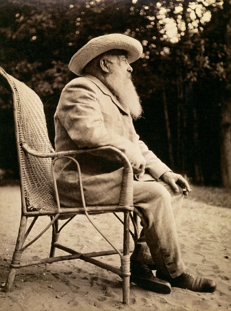 Claude Monet (1840-1926) en el jardín de Giverny, 1915 (1840-1926) de French Photographer