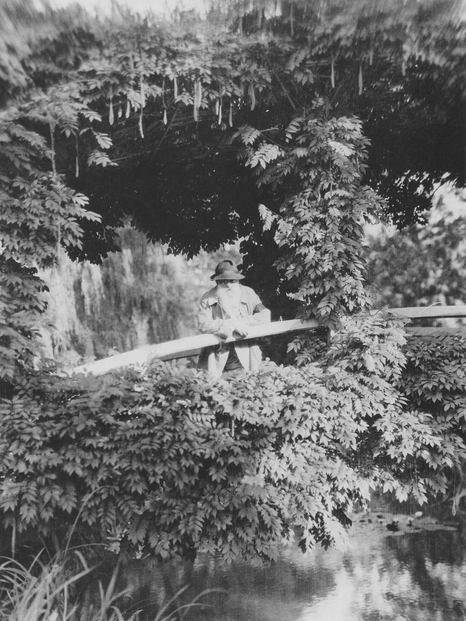 Claude Monet (1841-1926) en el Puente Japonés en su jardín en Giverny de French Photographer