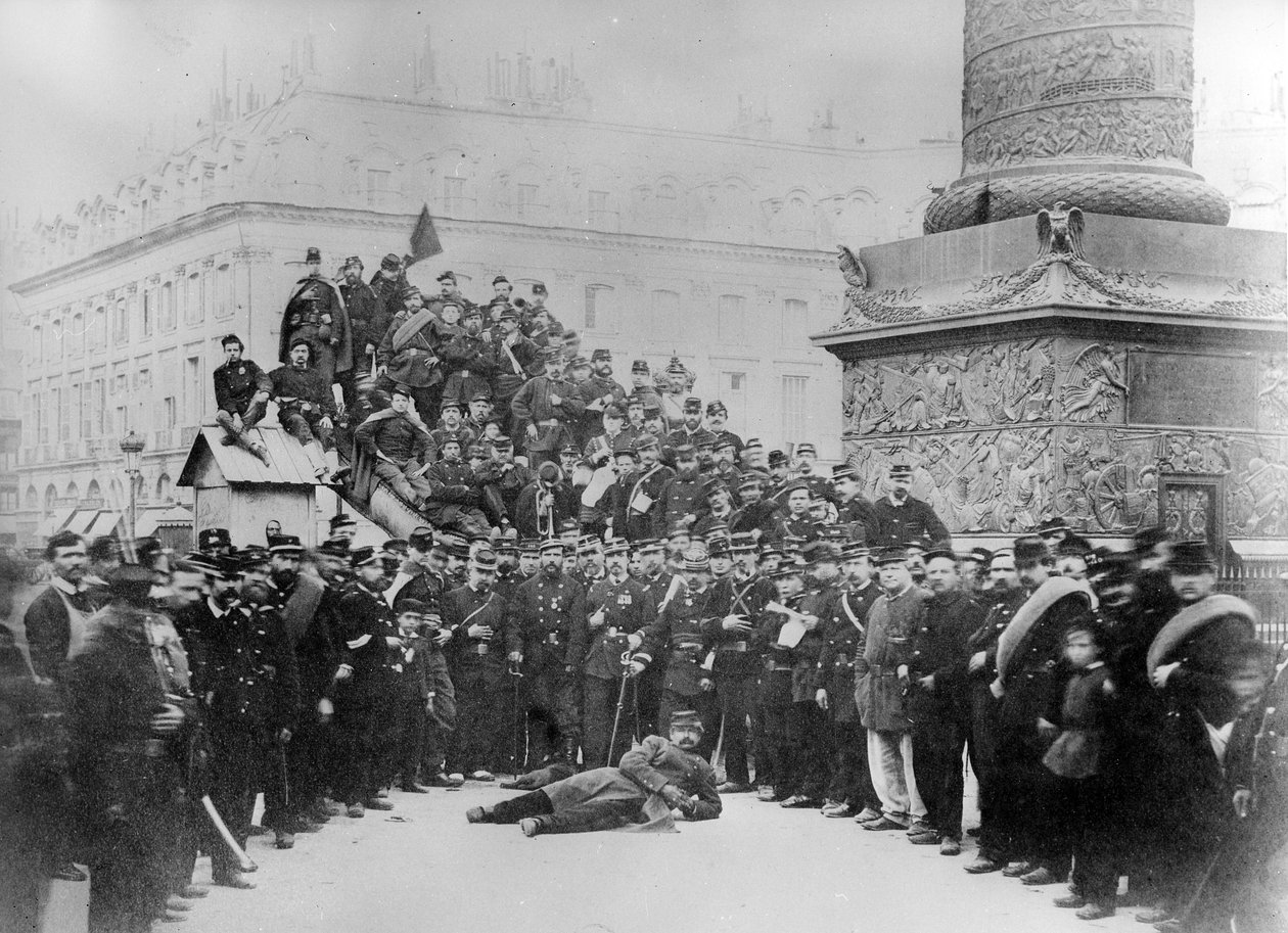 Comuneros en la Plaza Vendôme durante la Comuna de París, 1871 de French Photographer