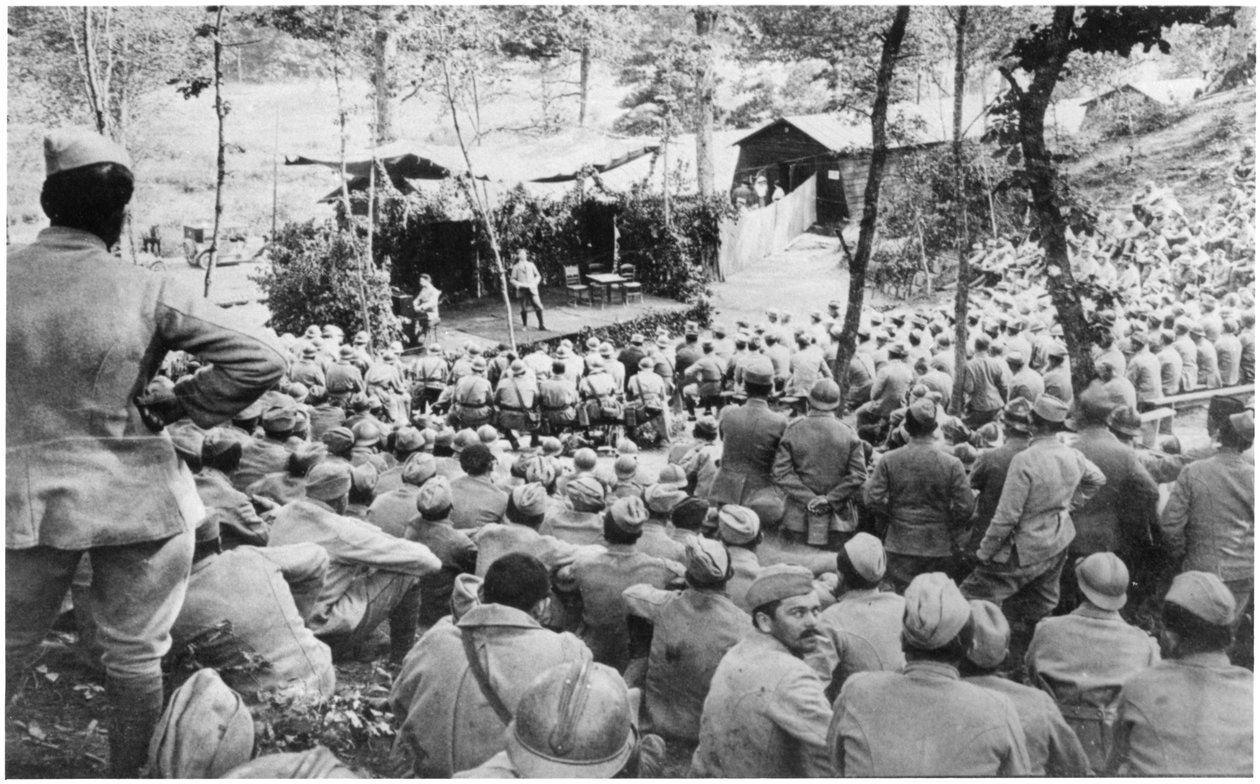 Concierto en Mauffrecourt antes de ir a las trincheras, 15 de julio de 1916 de French Photographer