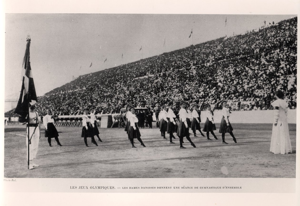 Mujeres danesas dando una demostración de sesión de gimnasia grupal en los Juegos Olímpicos de Atenas, de Les Sports Modernes, 1906 de French Photographer