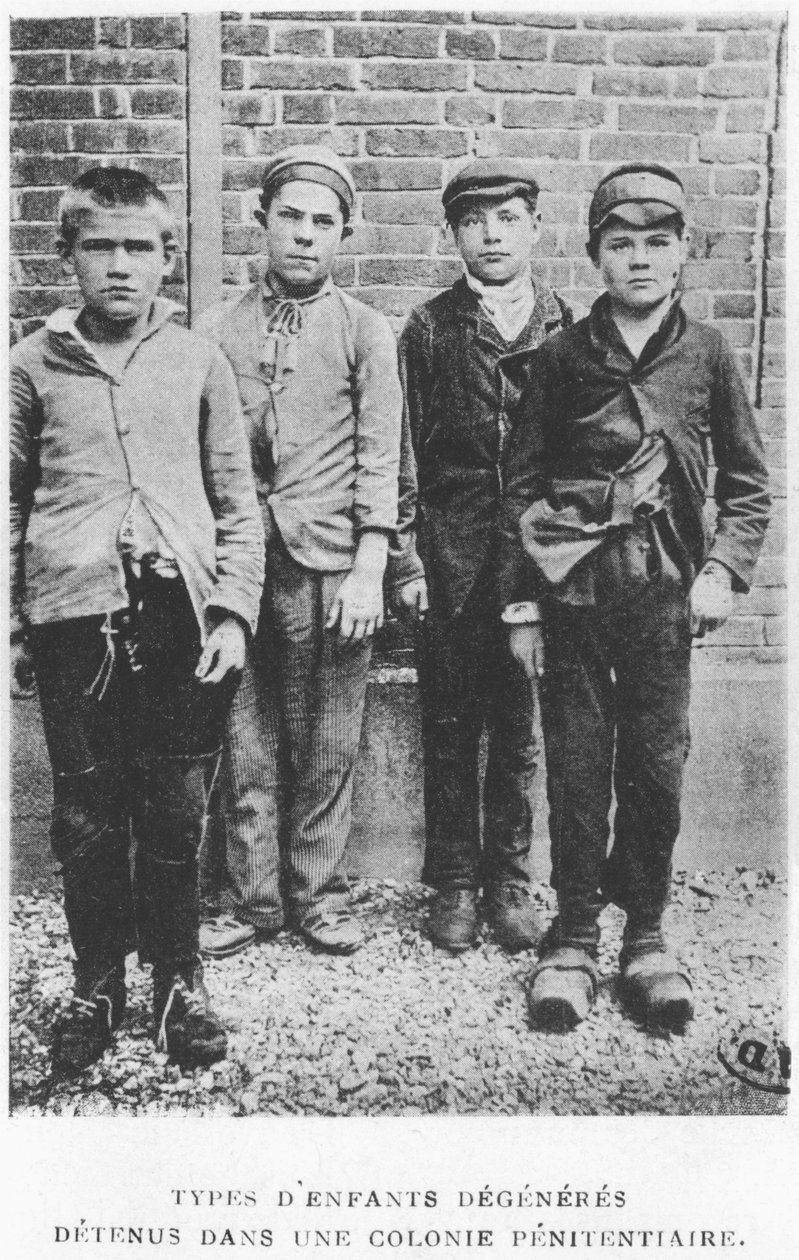 Niños delincuentes en una colonia penal, c.1900 de French Photographer