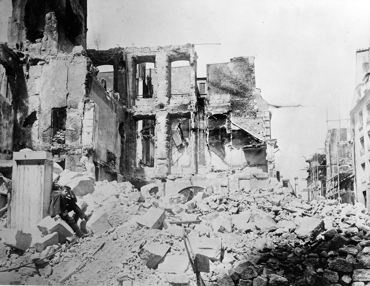 Destrucción causada por las fuerzas prusianas durante el Sitio de París, 1870 de French Photographer