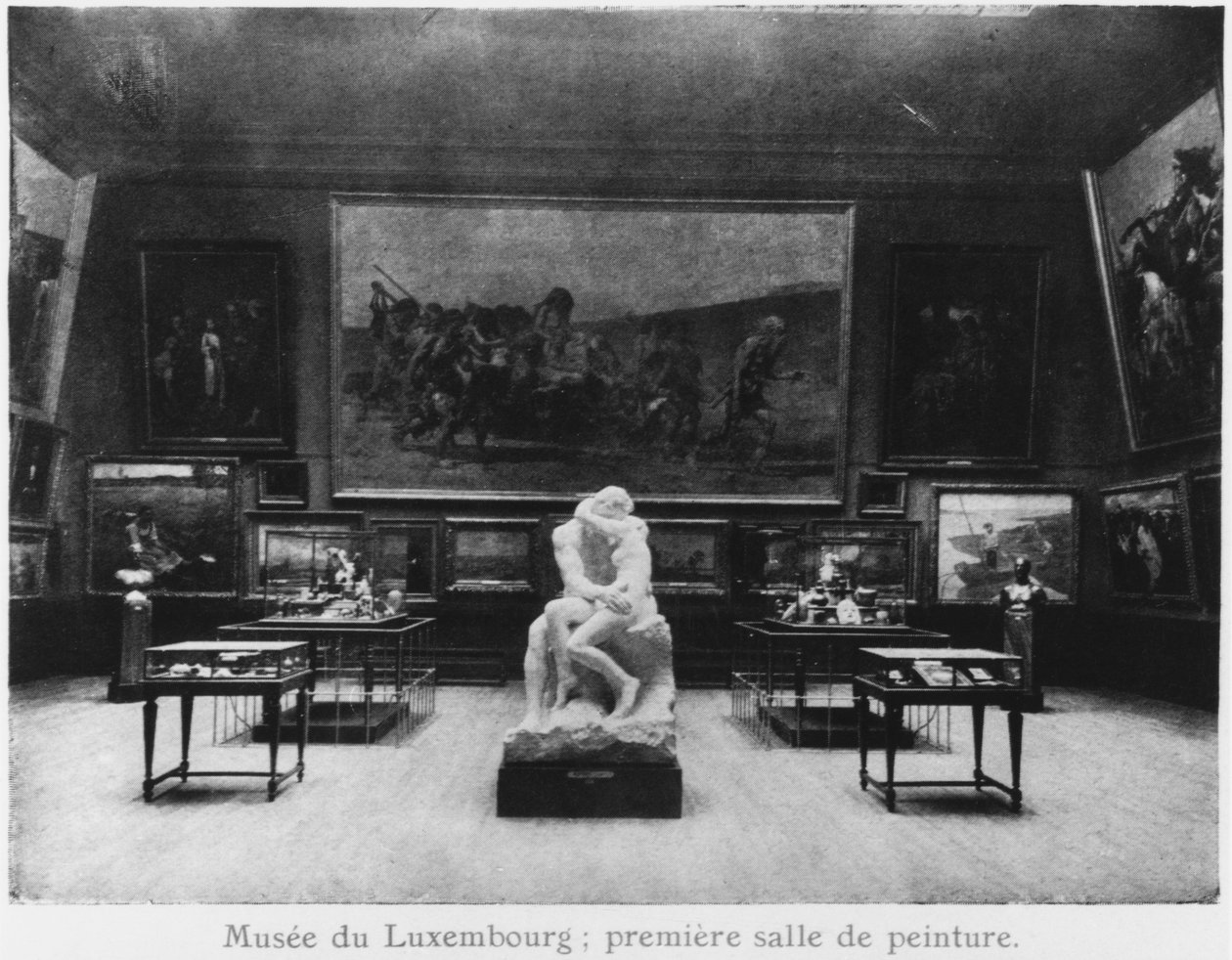 Primera sala de pinturas con el Beso de Auguste Rodin, Museo de Luxemburgo, París, c.1910 de French Photographer