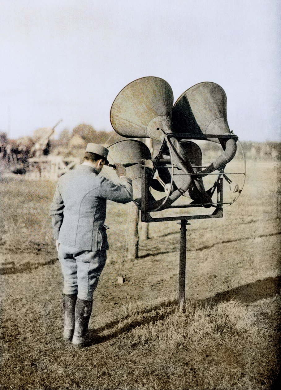 Soldado francés con un dispositivo de escucha acústica capaz de rastrear aviones, en preparación para artillería antiaérea, Francia, c.1916-18 de French Photographer