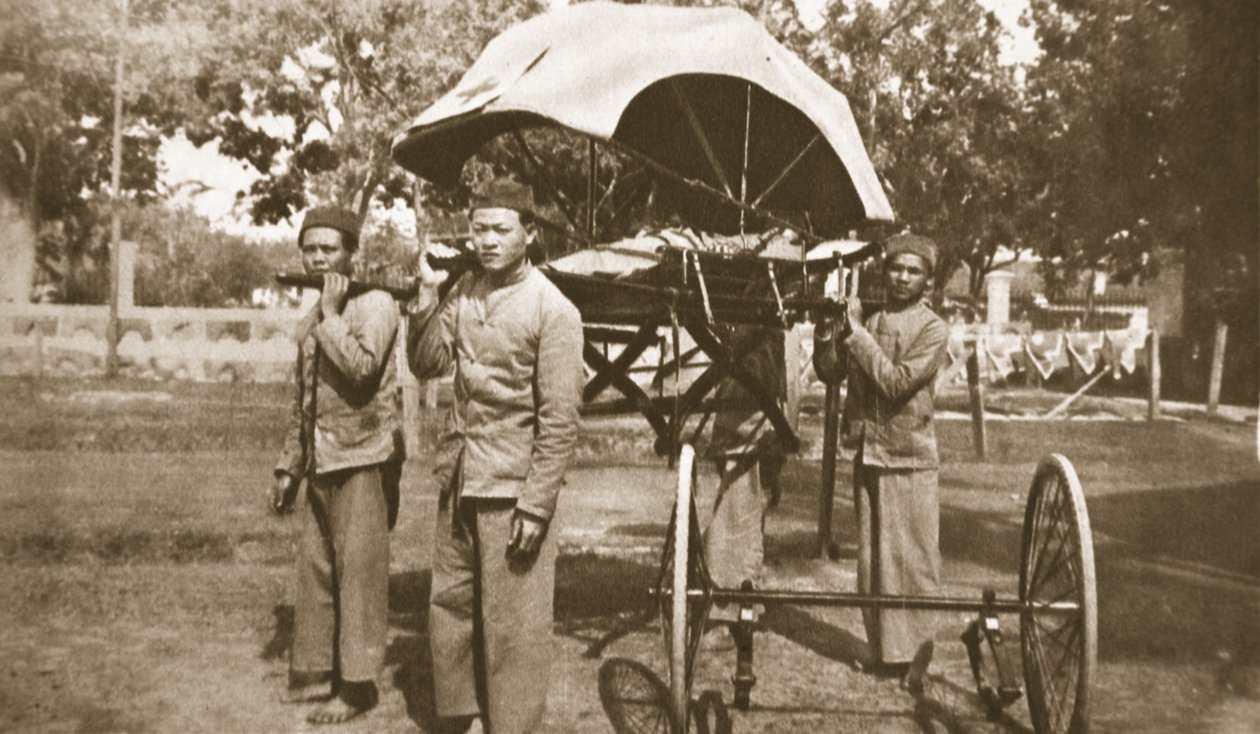 Desde el Lejano Oriente hasta los campos de batalla europeos: un grupo de la Cruz Roja, de The Illustrated War News, 21 de junio de 1916 de French Photographer