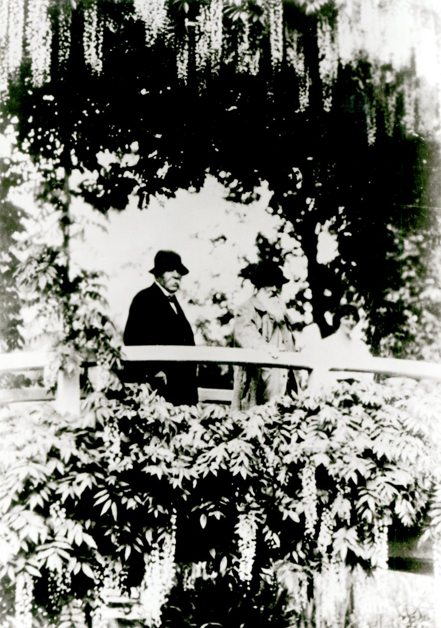 Georges Clemenceau (1841-1929) Claude Monet (1841-1926) y Alice Butler (1894-1949) en el Puente Japonés en el jardín de Monet, Giverny, 1921 de French Photographer