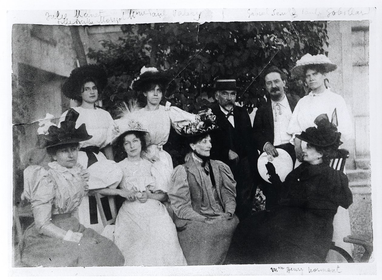Retrato de grupo con Stéphane Mallarmé (1842-98), verano u otoño de 1896 de French Photographer