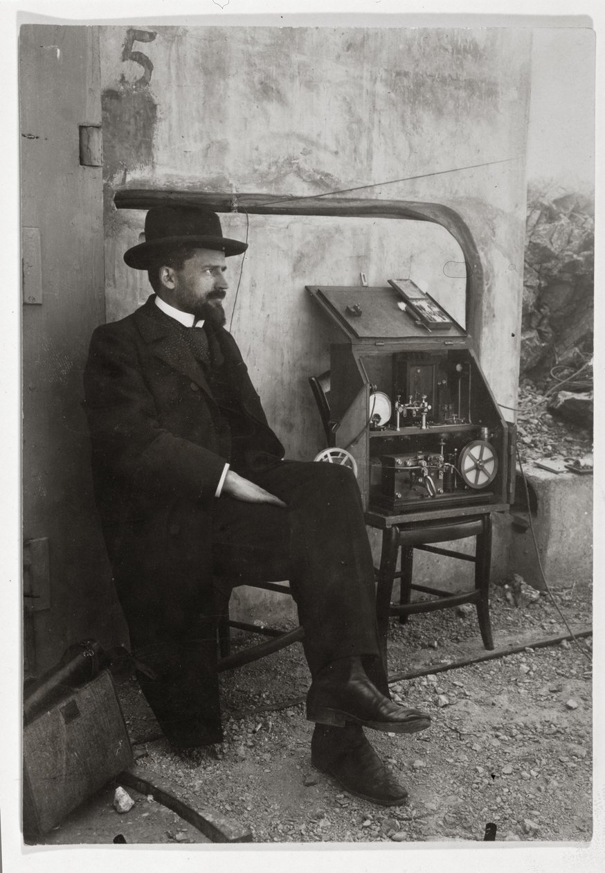 Gustave Ferrie junto a su primera máquina TSF, c.1900 de French Photographer