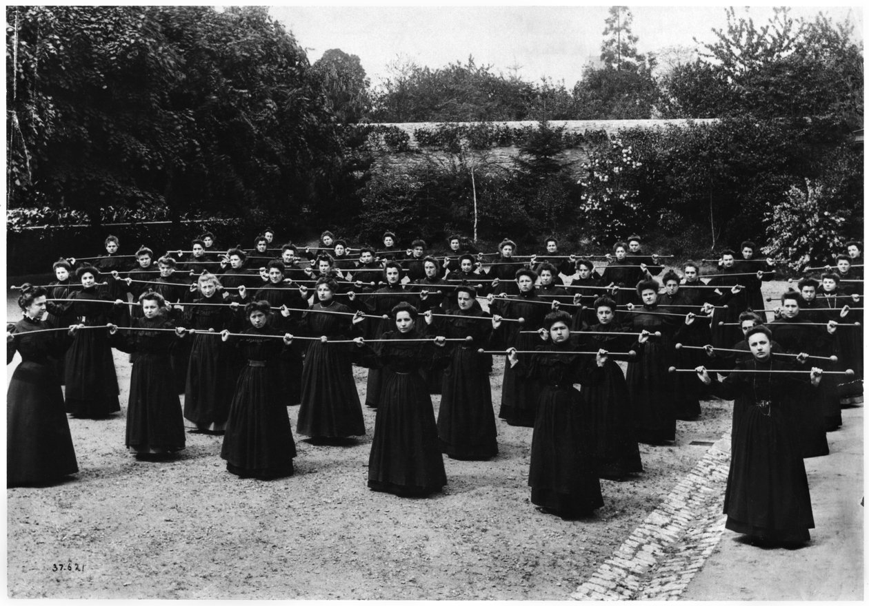 Gimnasia en la Escuela Normal de Maestros de Mayenne, c.1900 de French Photographer