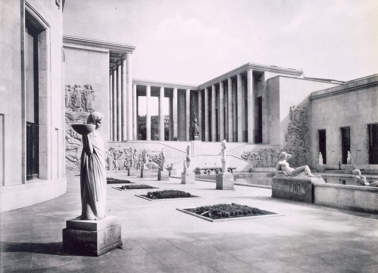 Patio interior del Museo de Arte Moderno en la Exposición Internacional de París, 1937 de French Photographer