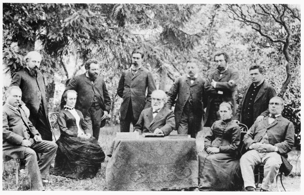 Jean-Baptiste Andre Godin (1817-88) junto con los miembros de la primera reunión gestionando el Familisterio de Guisa, 1885 de French Photographer