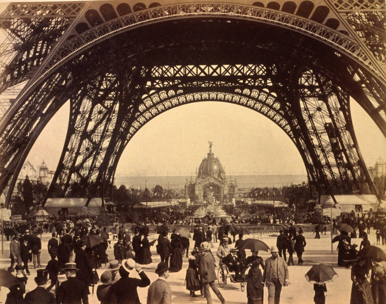 Mirando a través de la base de la Torre Eiffel, vista hacia la Cúpula Central, Exposición de París, 1889 de French Photographer