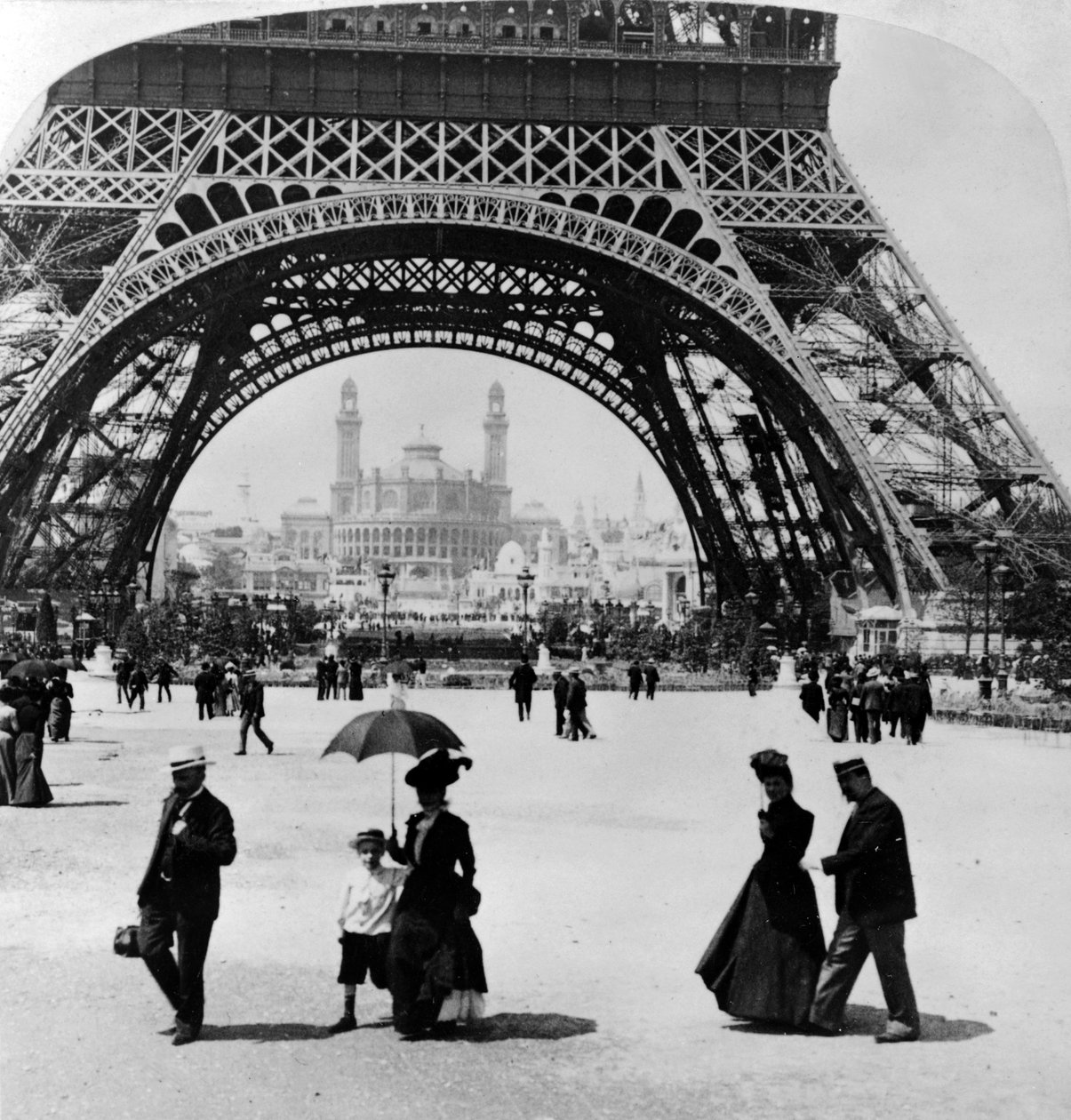 Mirando a través de la base de la Torre Eiffel hacia el Trocadero y la estación Colonial, Exposición de París, 1900 de French Photographer