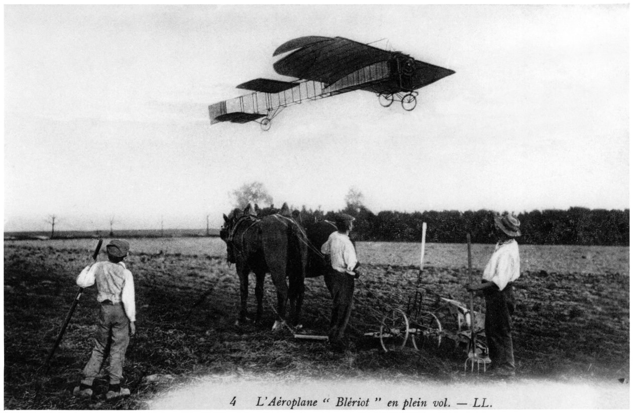 Louis Blériot (1872-1936) volando en su avión, c.1909 de French Photographer