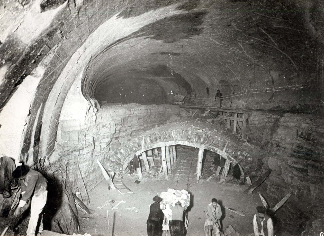 Construcción del túnel en Place de Roubaix para la estación de metro en la Gare du Nord, Línea 5, 7 de mayo de 1906 de French Photographer