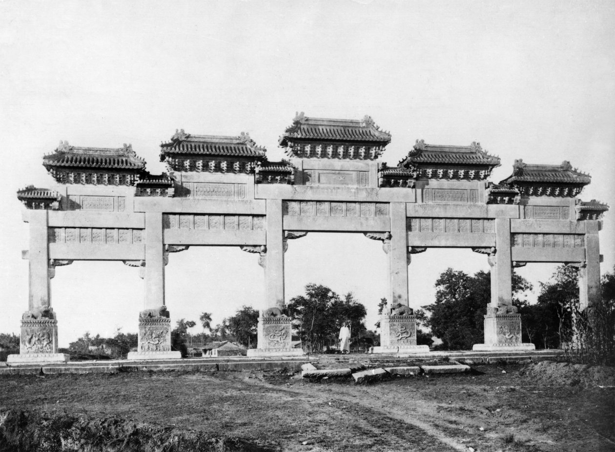 Puerta de mármol de la entrada norte de las Tumbas de la Dinastía Ming, Pekín, China de French Photographer
