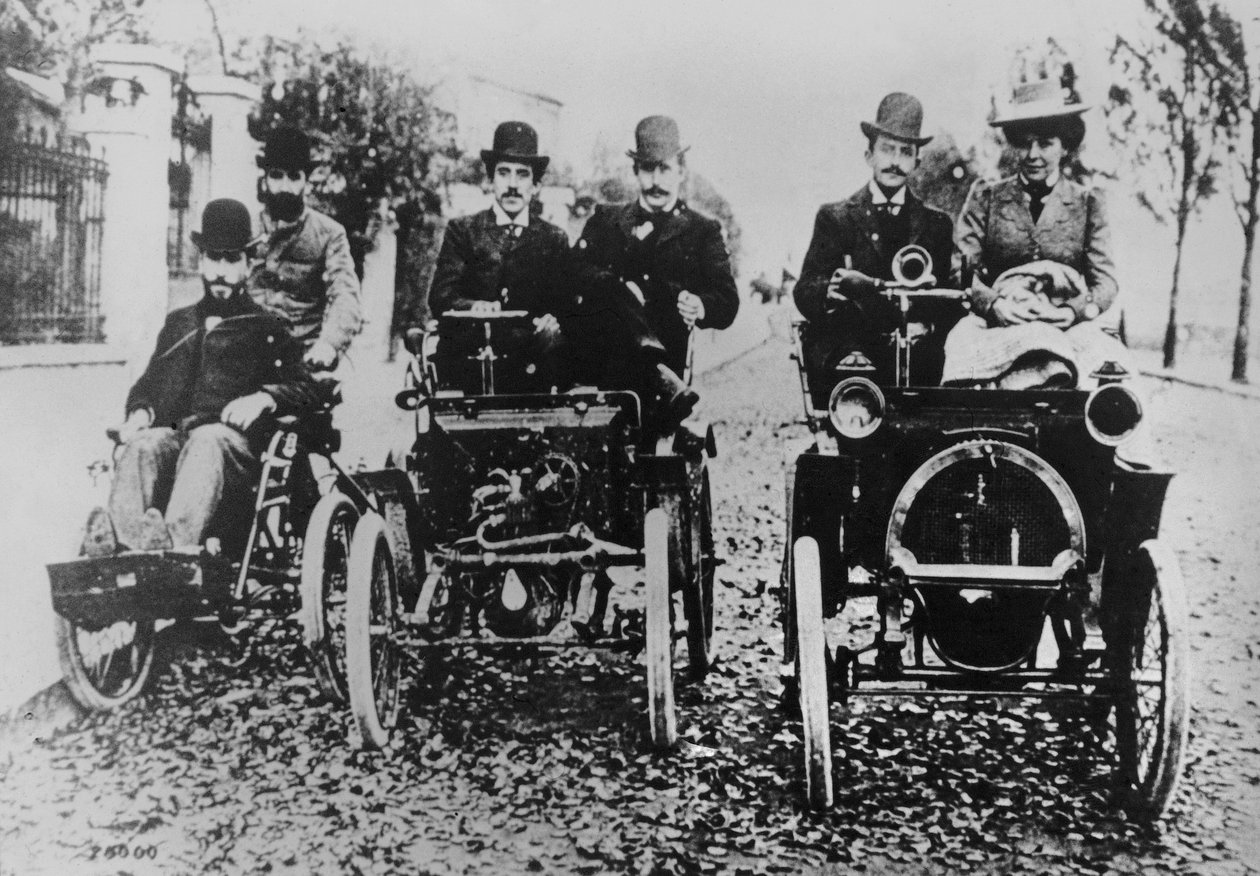 Marcel (d.1903) y Louis (1877-1944) Renault conduciendo, 1898 de French Photographer