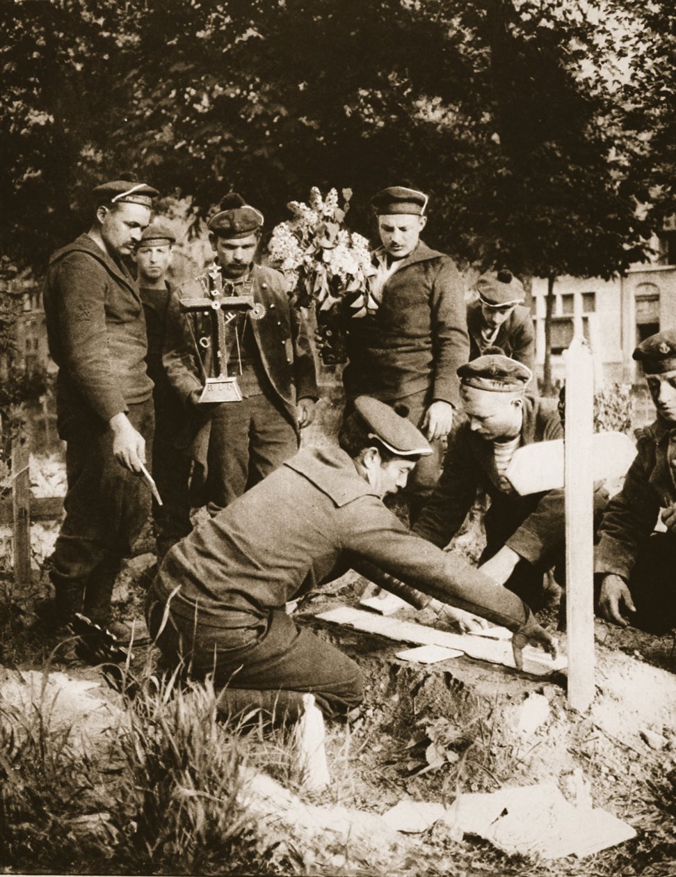 Fusileros marinos decoran una tumba en el Cementerio de Nieuport, 1915 de French Photographer