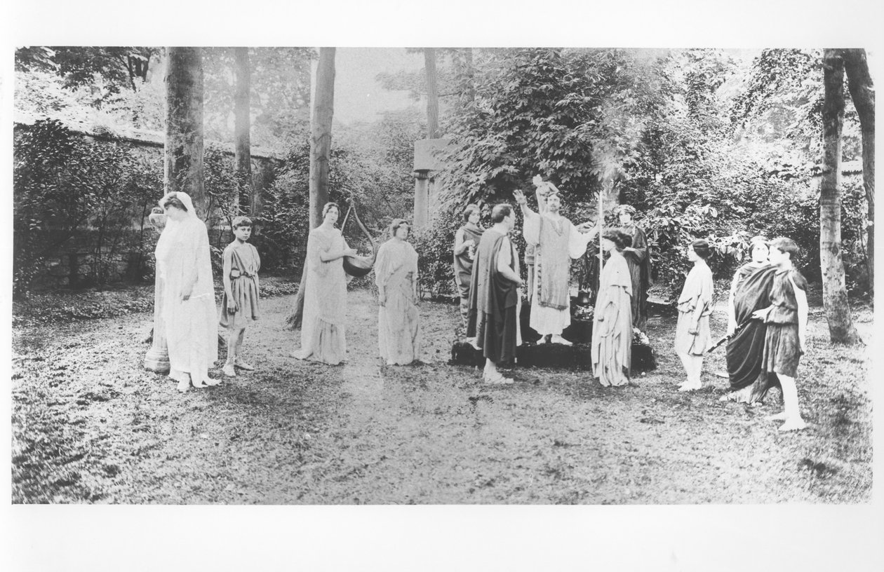 Nathalie Clifford Barney (1876-1972) con bailarines vestidos con togas de French Photographer