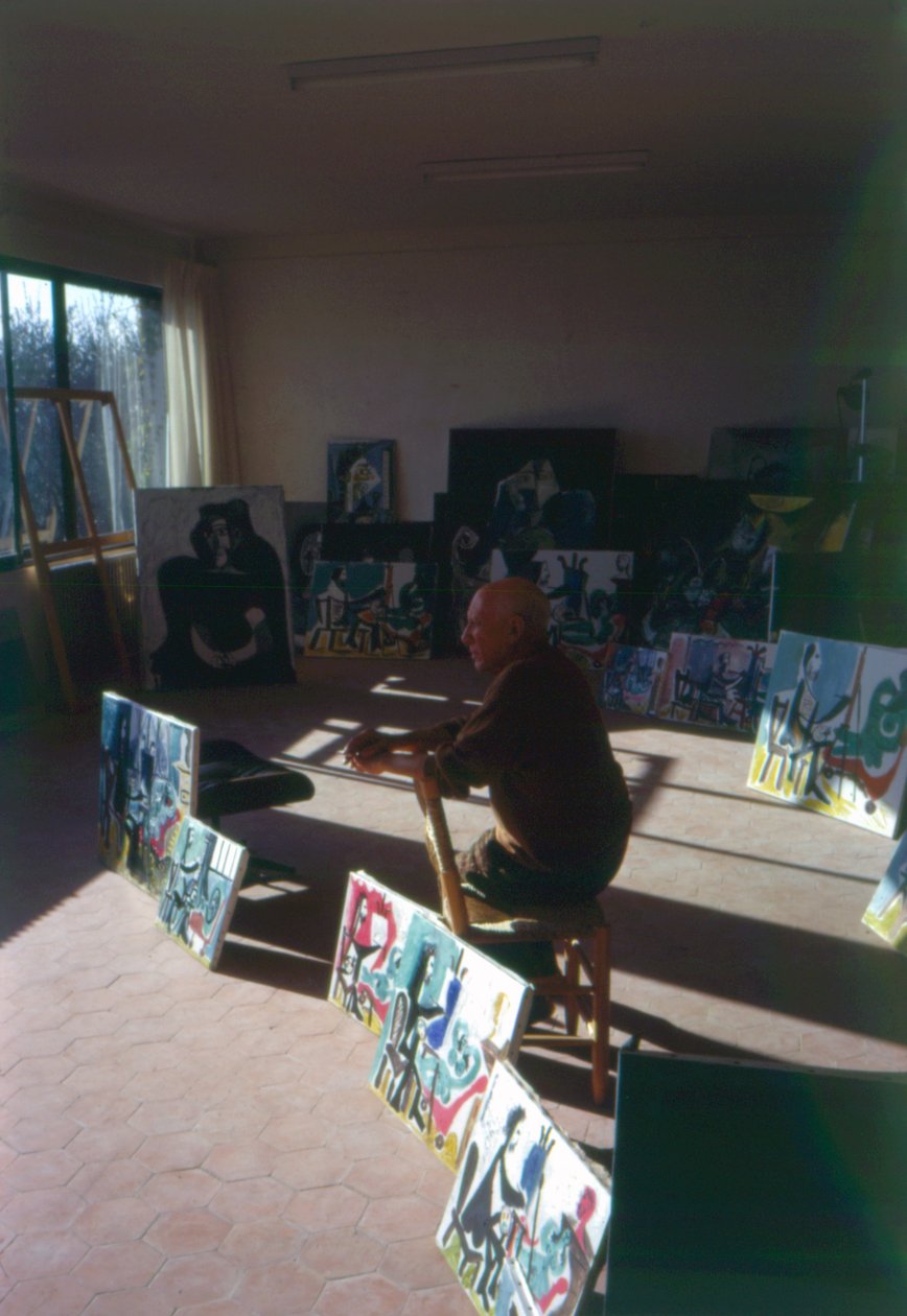 Pablo Picasso (1881-1973) en su estudio rodeado por su serie Le peintre et son modèle de French Photographer