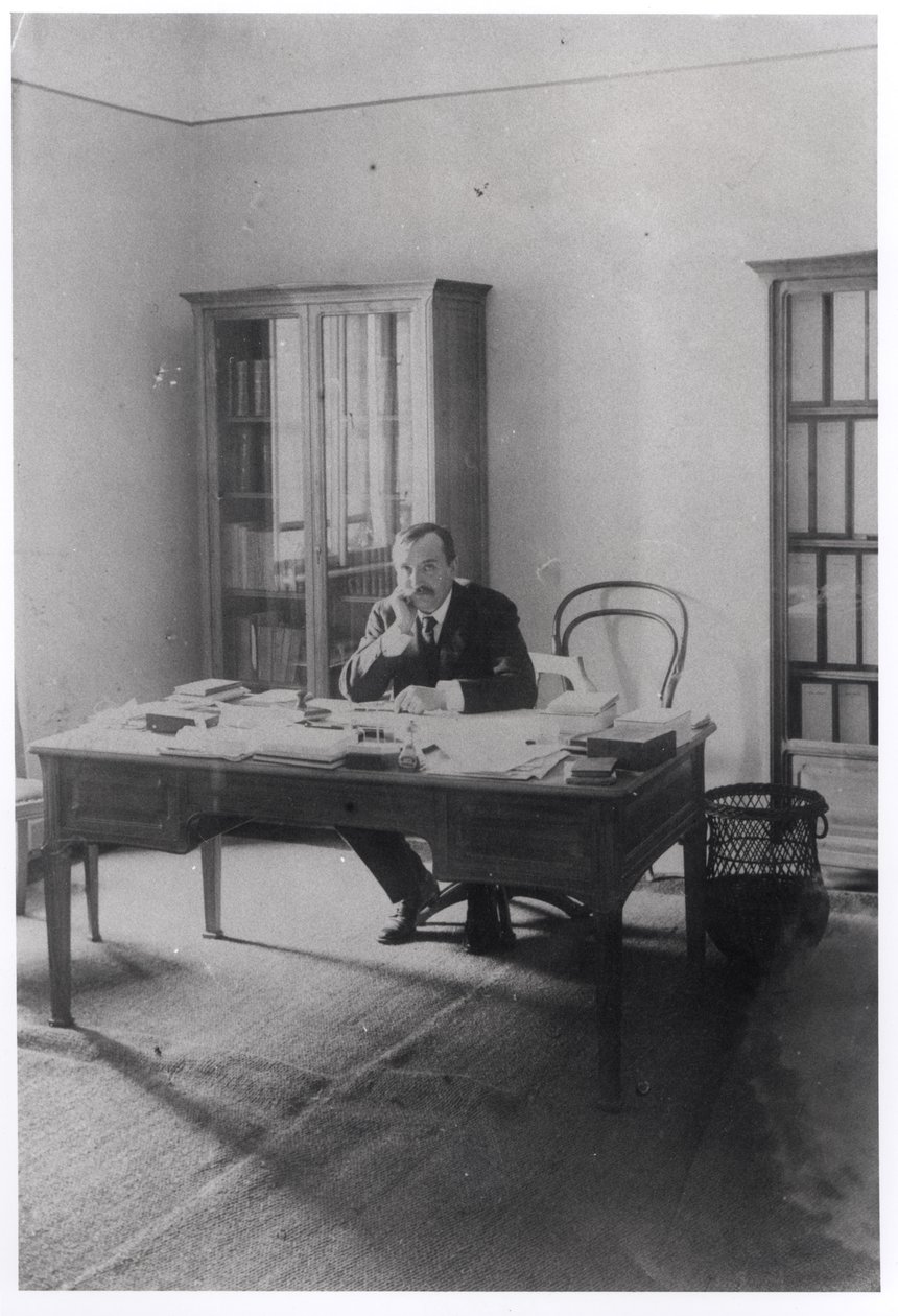 Paul Claudel (1868-1955) en su oficina en Praga de French Photographer