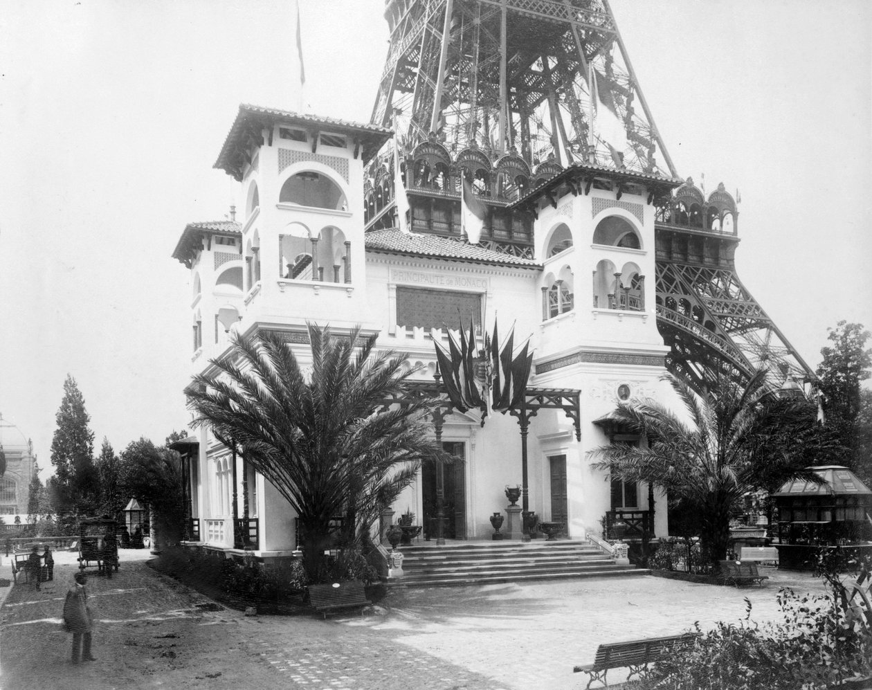 Pabellón de Mónaco, con la base de la Torre Eiffel en el fondo, Exposición de París, 1889 de French Photographer