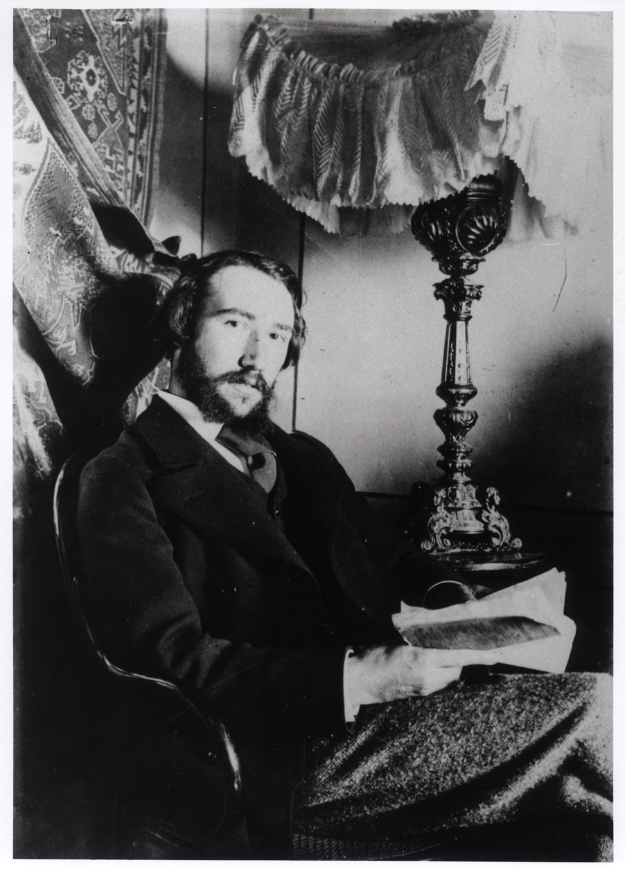 Retrato de Andre Gide (1869-1951) en su apartamento en París, 1894 de French Photographer