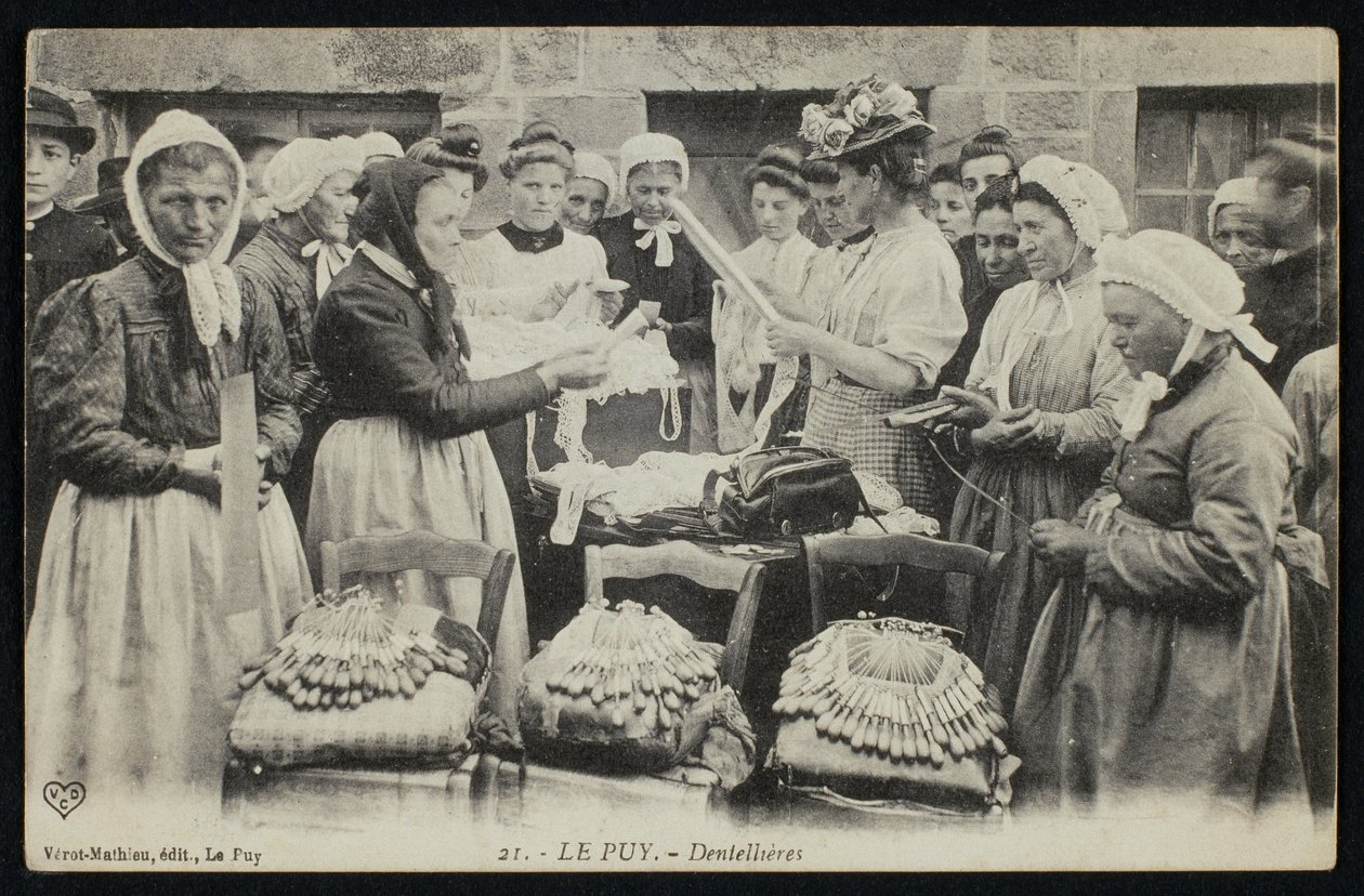 Postal que representa encajeras de Le Puy, c.1900 de French Photographer